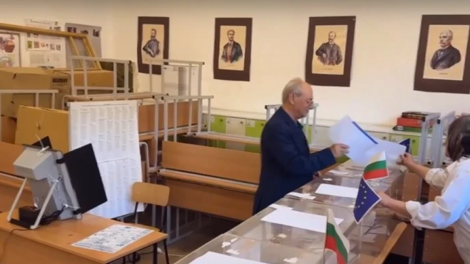 Доган гласува с хартиени бюлетини