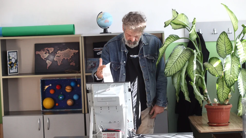 Празни бюлетини отпечатват машини в две секции в Хасковско