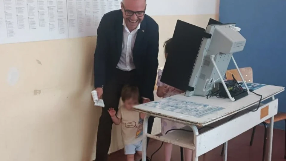 Ангел Джамбазки гласува с децата си: Гласувах за тях, заради тях, за тях