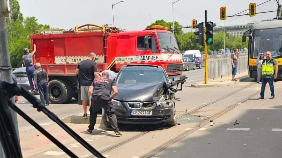 Поредно BMW се озова на трамвайни релси в София