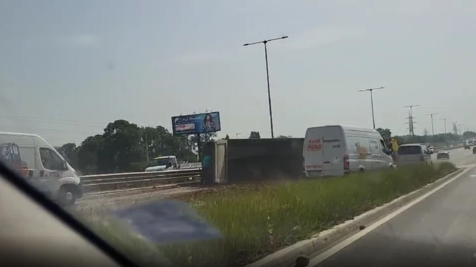 Камион се обърна на Околовръстното в София