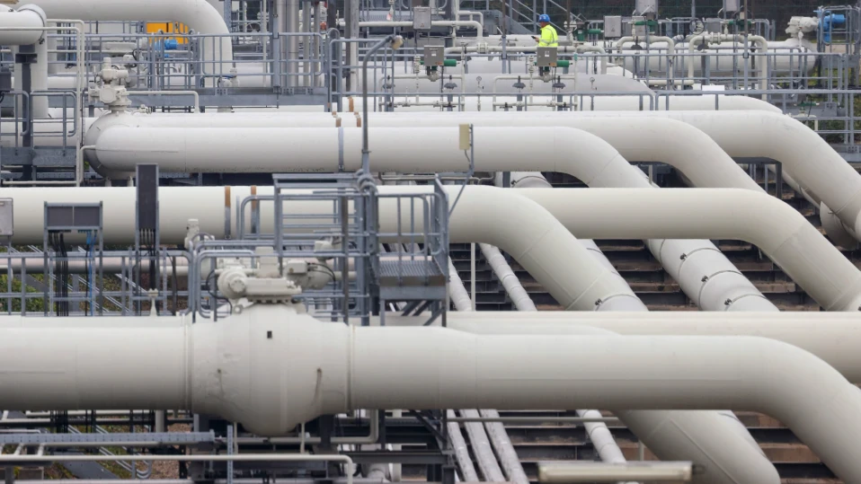 Bloomberg: ЕС проучва възможността транзитът на газ от Русия през Украйна да продължи догодина