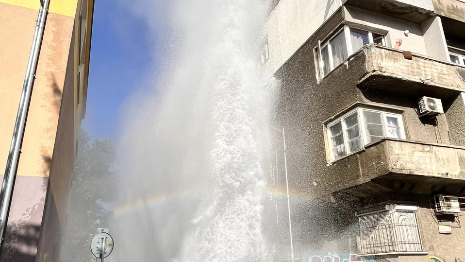 20-метров гейзер с вряла вода бликна в центъра на София (видео)