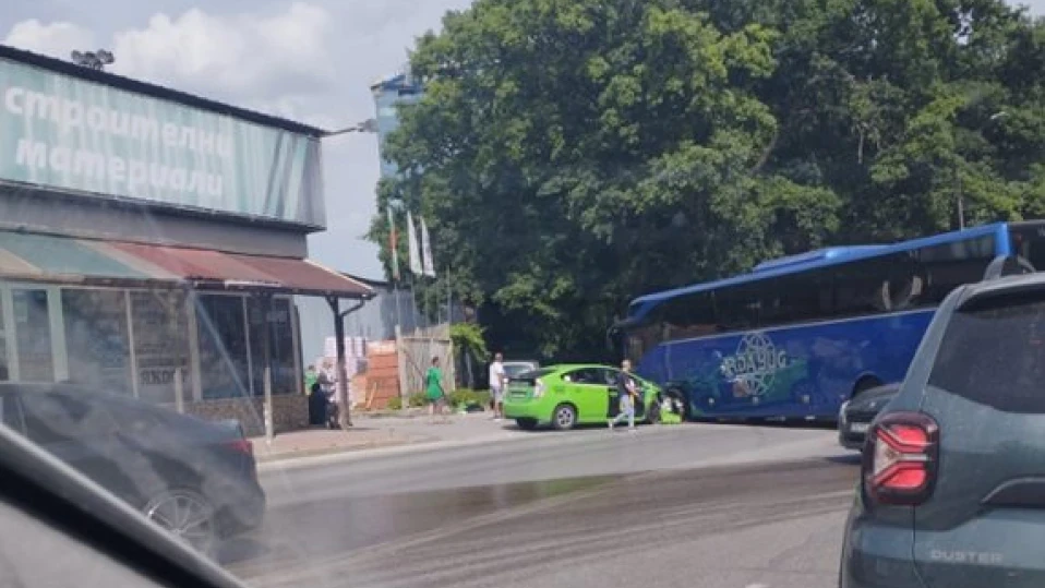 Автобус с деца и такси се сблъскаха край гара "Пионер" в София