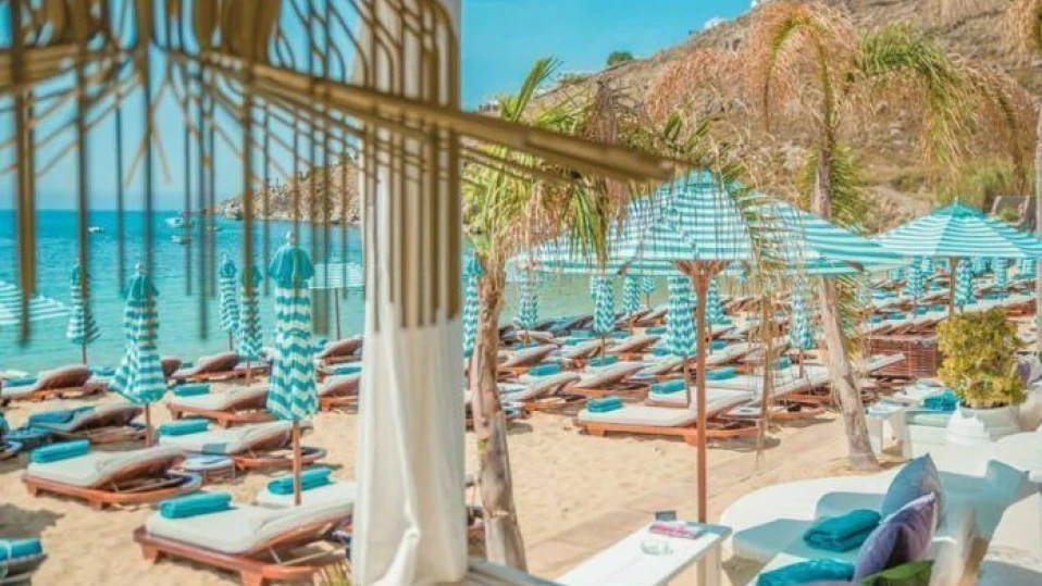 Чадър и шезлонг на Халкидики срещу едно кафе