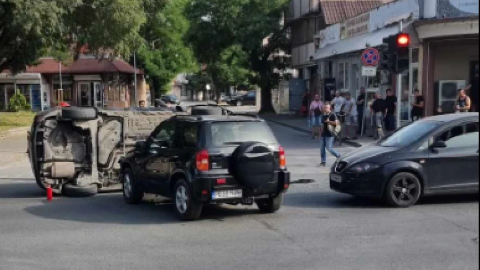 Кола се обърна на булевард в Пловдив