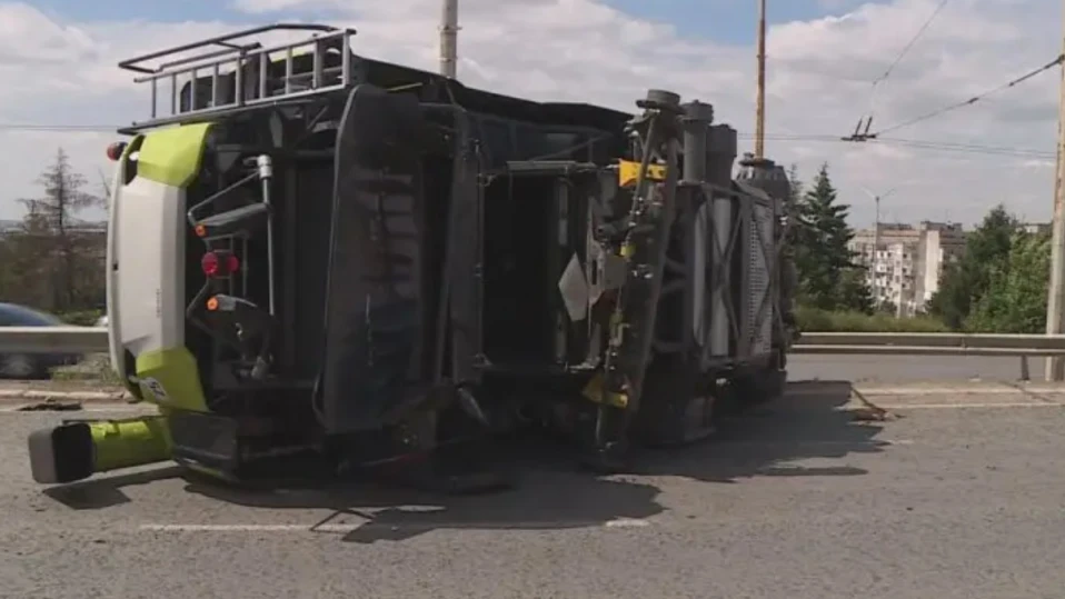 Комбайн се обърна и блокира булевард в Русе
