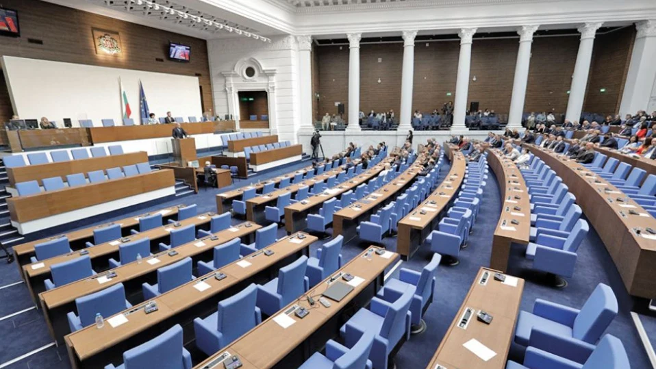 Подреждат партиите в залата на НС, разпределят кабинетите в Партийния дом