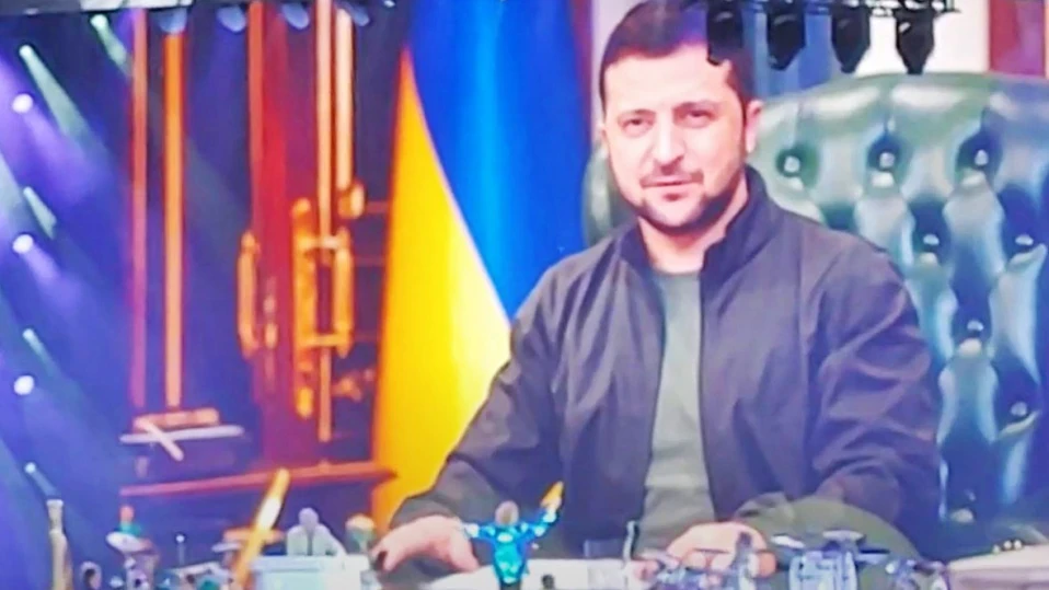 Фенове освиркваха Род Стюарт, след като вдигна украинското знаме и наруга Путин