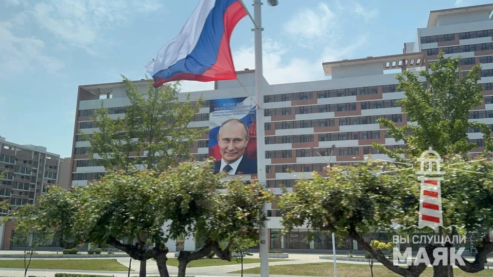 С руски знамена и портрети на Владимир Путин: Ето как Северна Корея се подготви за идването на руския лидер
