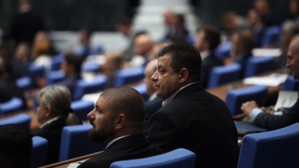 Николай Марков от "Величие" закъсня да се закълне за депутат, изведоха го от залата