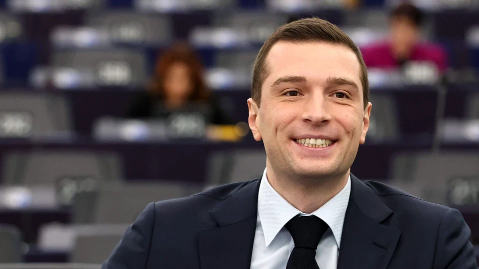 Крайната десница във Франция води убедително