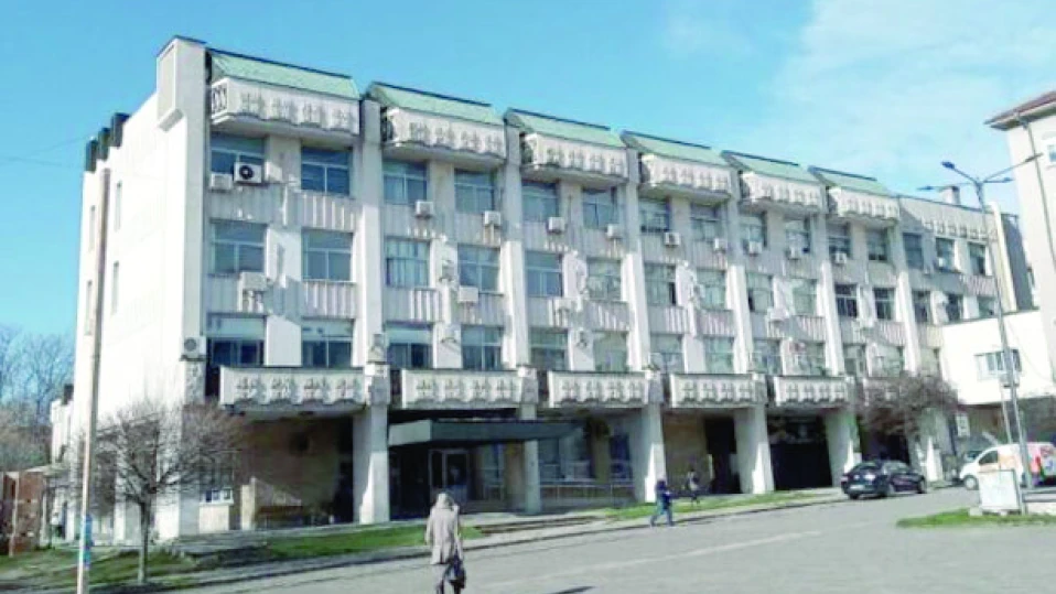 Двама инспектори задържани в данъчното в Кърджали