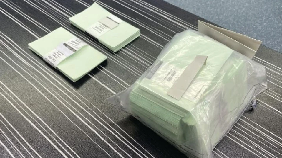 Касиерка краде банкноти от 100 лв., връзва пачки „кукли“