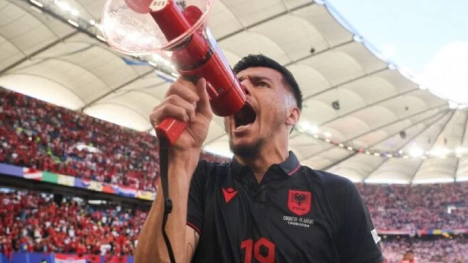 Журналистът, показал двуглавия орел, и обиждащият македонци и сърби Даку се съюзиха