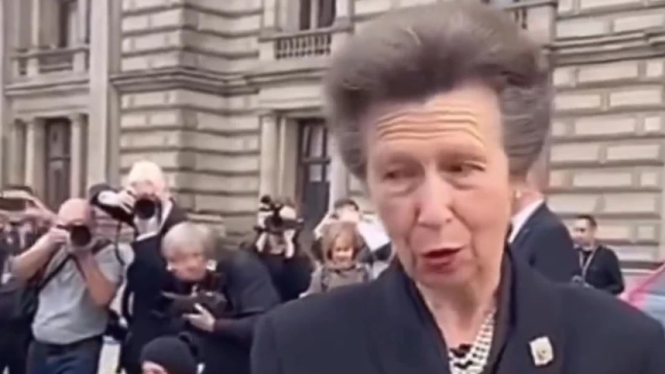 Дъщерята на Елизабет II принцеса Ан е приета в болница