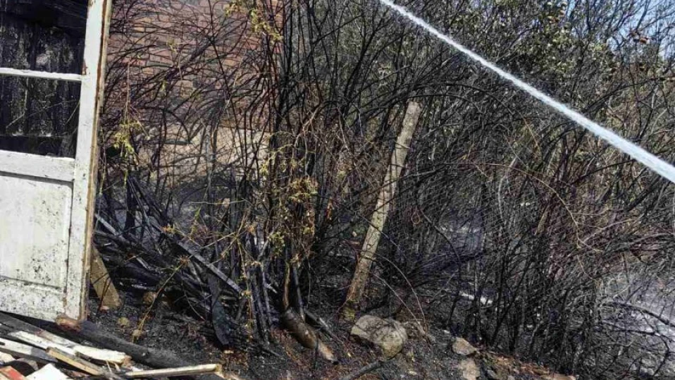 Пожарът в двете къщи в село Свобода тръгнал от изваряване на буркани