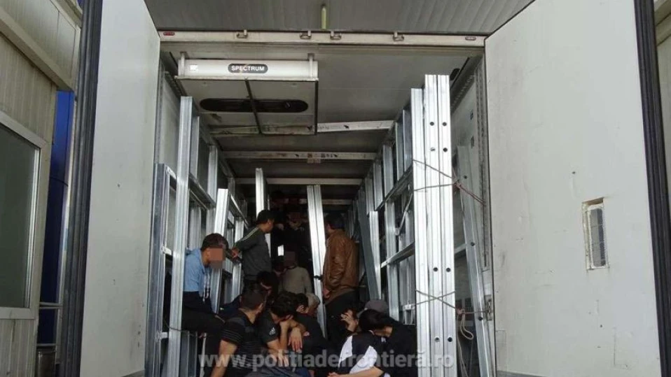 Български и румънски граничари пипнаха 21 мигранти, скрити сред метални профили