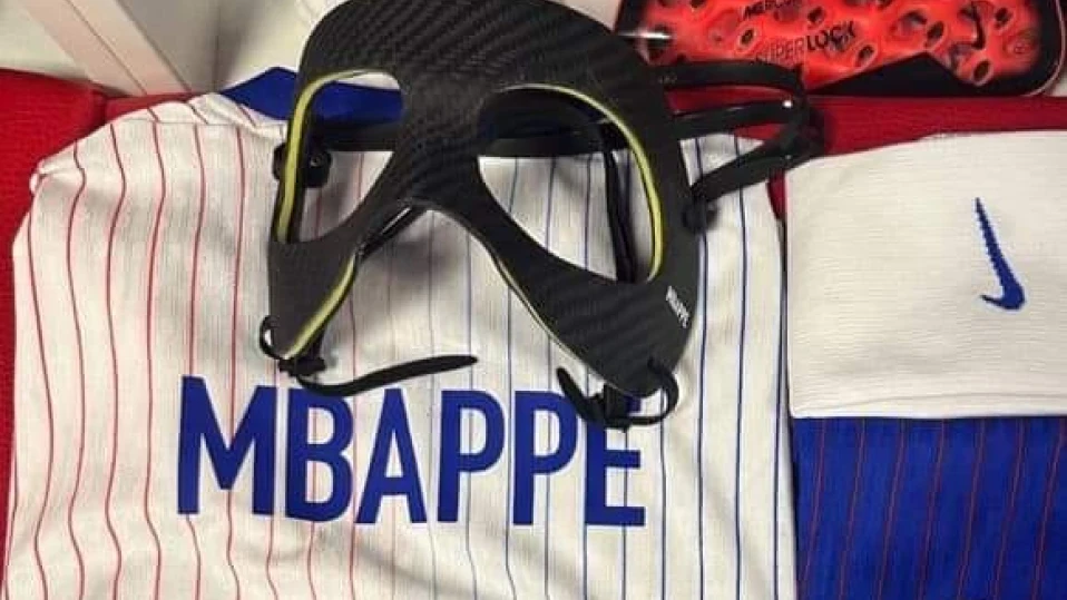 УЕФА разреши на френския нападател Килиан Мбапе да играе с черна маска