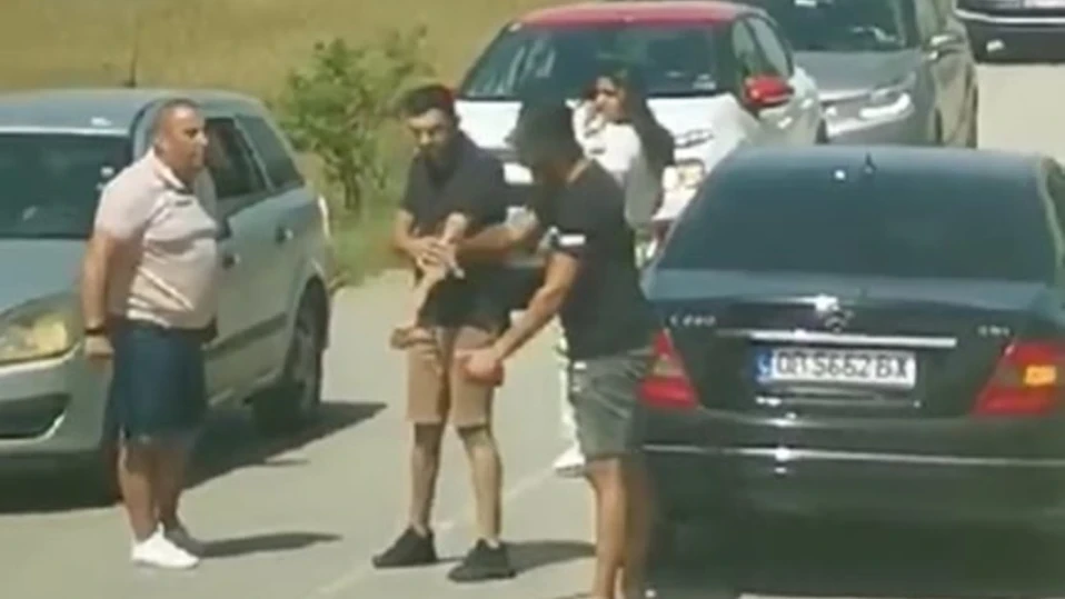 Група мъже пребиха шофьор на автобус, след като сами се блъснаха в него