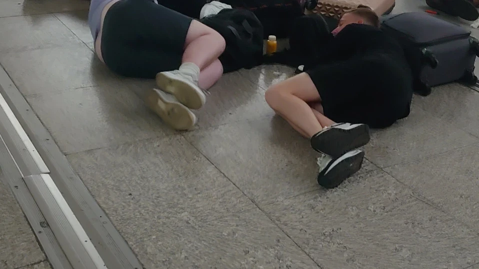 Близо 15 часа българи бяха блокирани на летище "Станстед" в Лондон