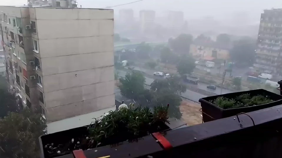 Силна градушка удари Перник (ВИДЕО)