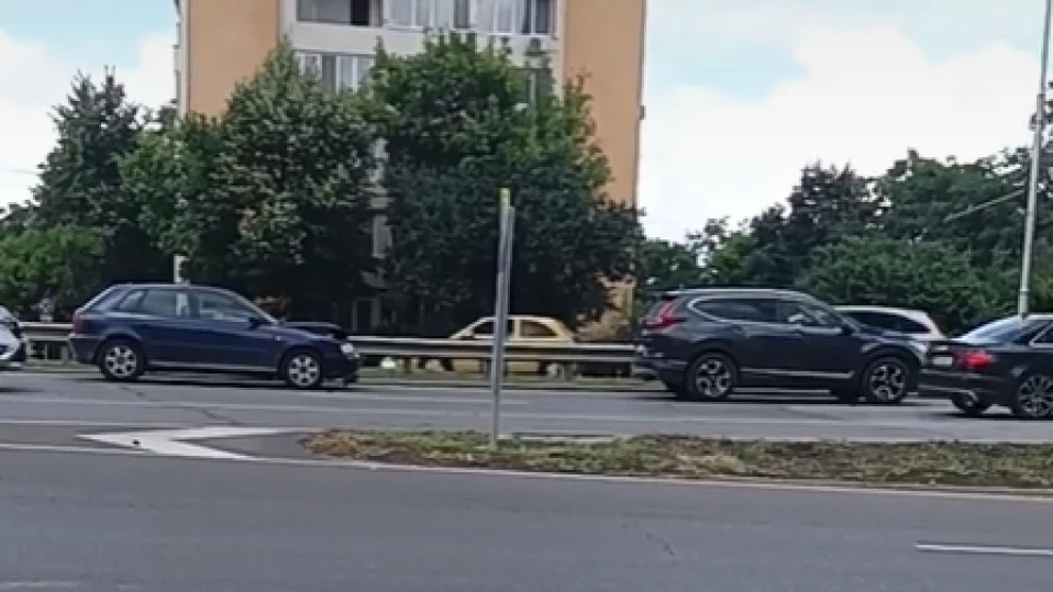 Два автомобила се удариха на кръговото при 4-ти километър в София