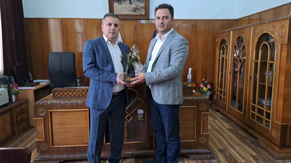Изпълнителният директор на Black Sea Gold Pomorie дари на Свищовската академия наградата си от конкурса „Мистър и Мисис Икономика”