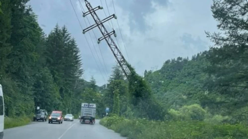 Стълб се е наклонил край София