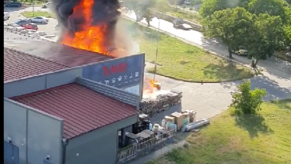 Пожар гори в търговски магазин в Разград (ВИДЕО)