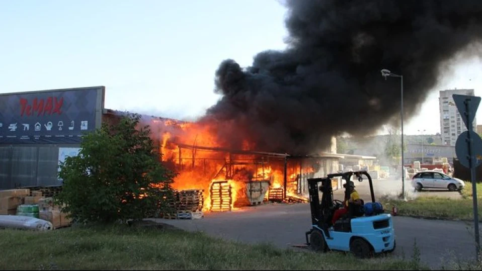 Задържаха 26-годишен работник за палеж, унищожил строителен хипермаркет в Разград