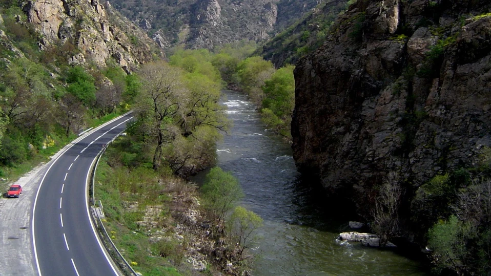 Кола се блъсна в бетонна стена и се преобърна в Кресненското дефиле