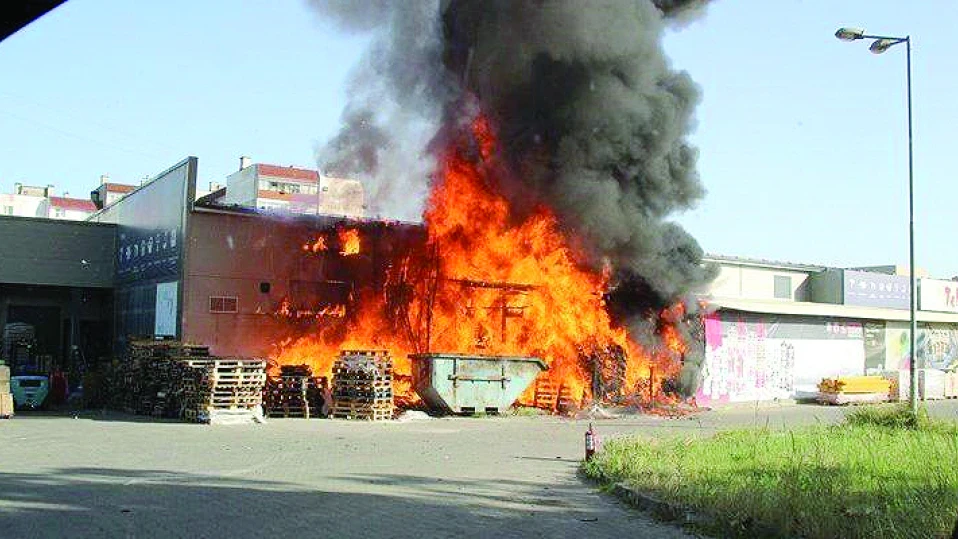 Фасове на работник подпалиха хипермаркет (обзор)