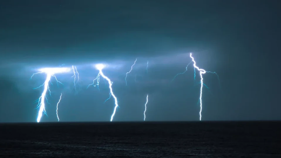 Мълнии предизвикаха пожари в предградията на Атина