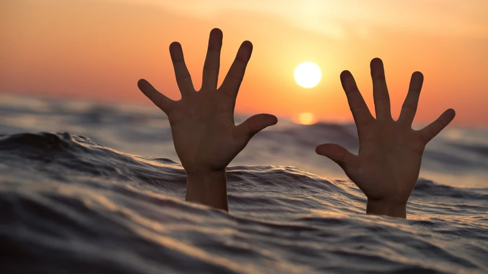 19-годишен спаси давещо се момиче в Поморие