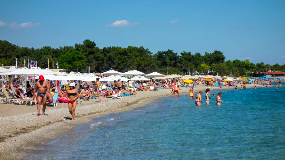 Двама мъже са арестувани на плажа в Гърция, за снимки на момичета без тяхното съгласие