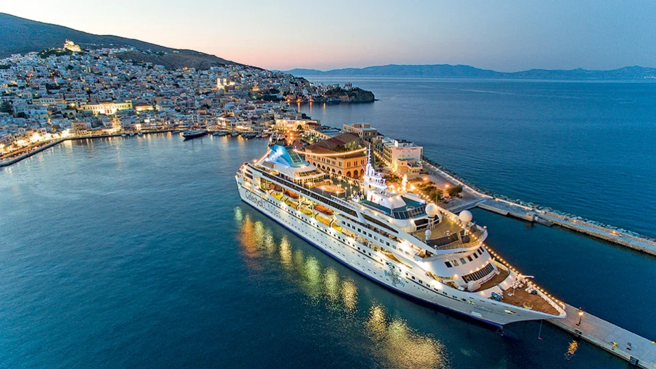 Ограничение до 8000 круизни посетители дневно на Санторини