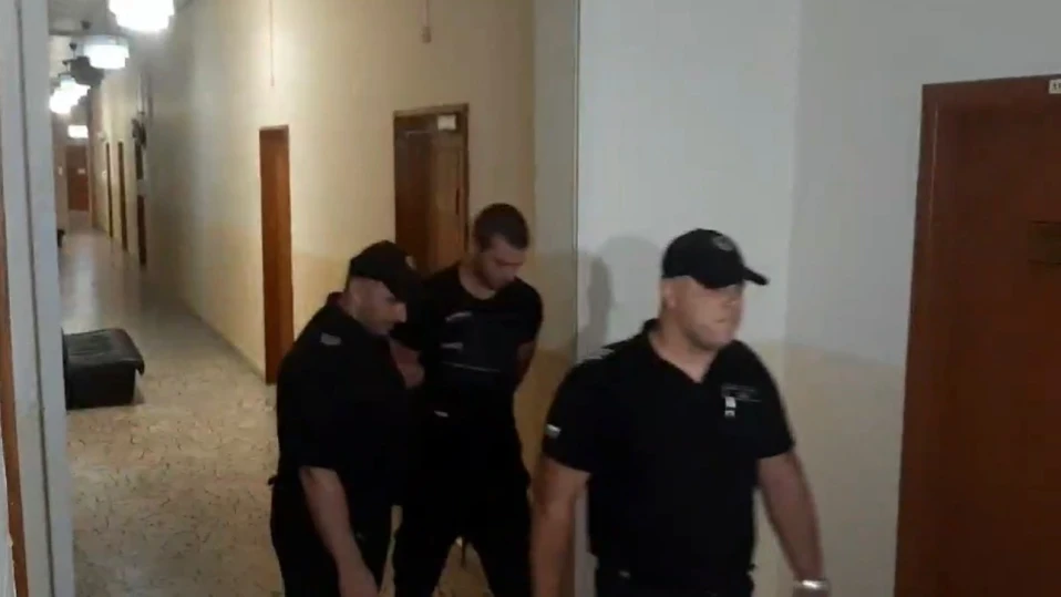 Оставиха в ареста полицая, разбил челюстта на студент