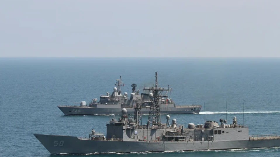 Китай и Русия започват съвместно военно учение "Общо море"