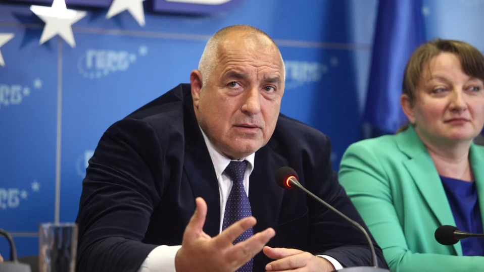 Правителство прозира в политическата мъгла