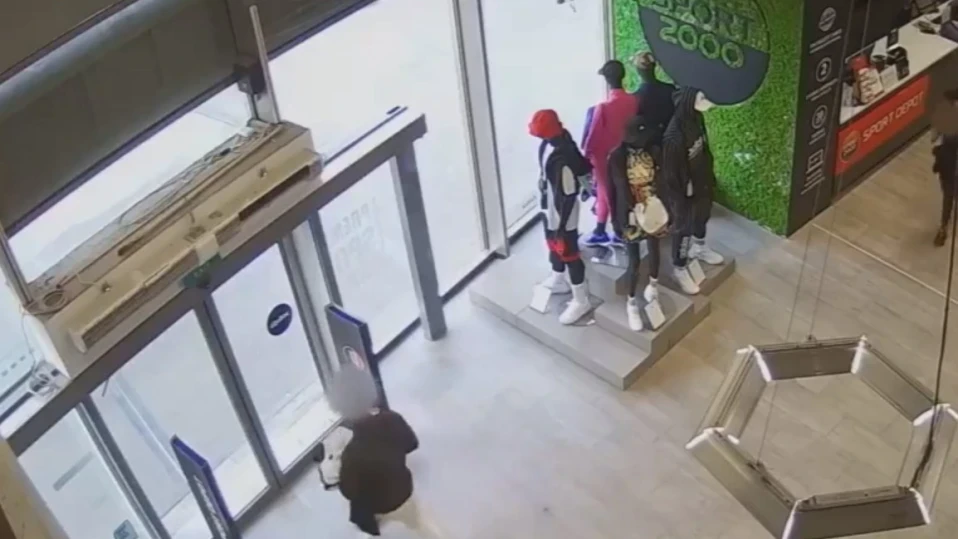 Заловиха шестима, обирали магазини в столични молове