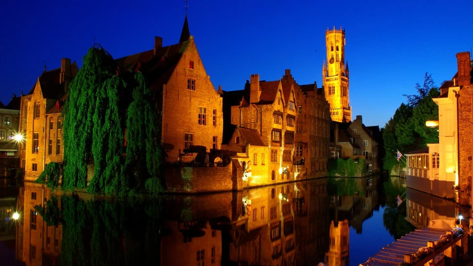 Маскиран "отмъстител" брани Брюж от неуважителни туристи, бута гидове в каналите