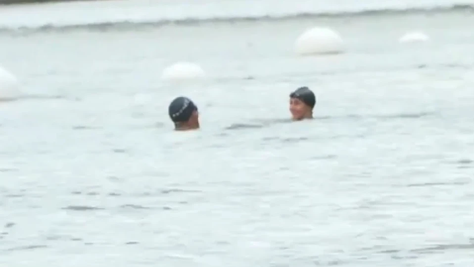 Напук на кмета на Париж: Френският министър на спорта поплува в река Сена