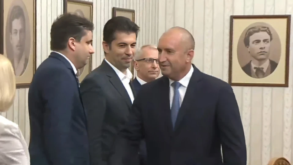 Радев прати ППДБ да събират мнозинство (обзор)