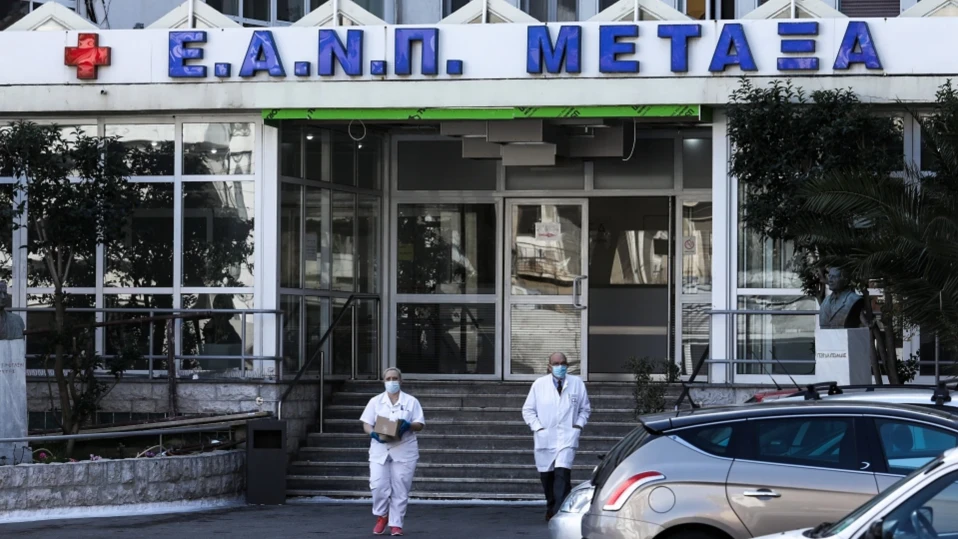 Връщат маските в онкологична болница "Метакса" в Атина