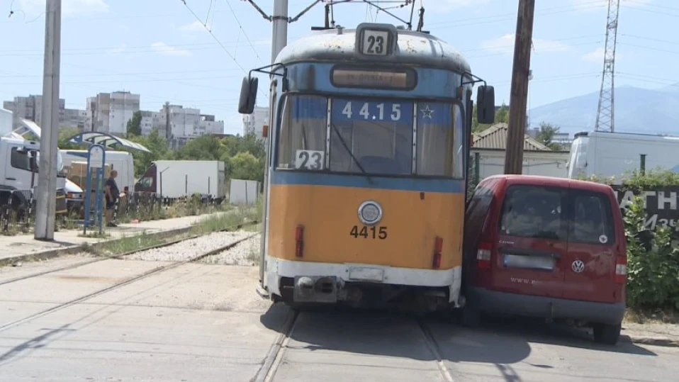 Трамвай премина на червено и помля кола в София (ВИДЕО)