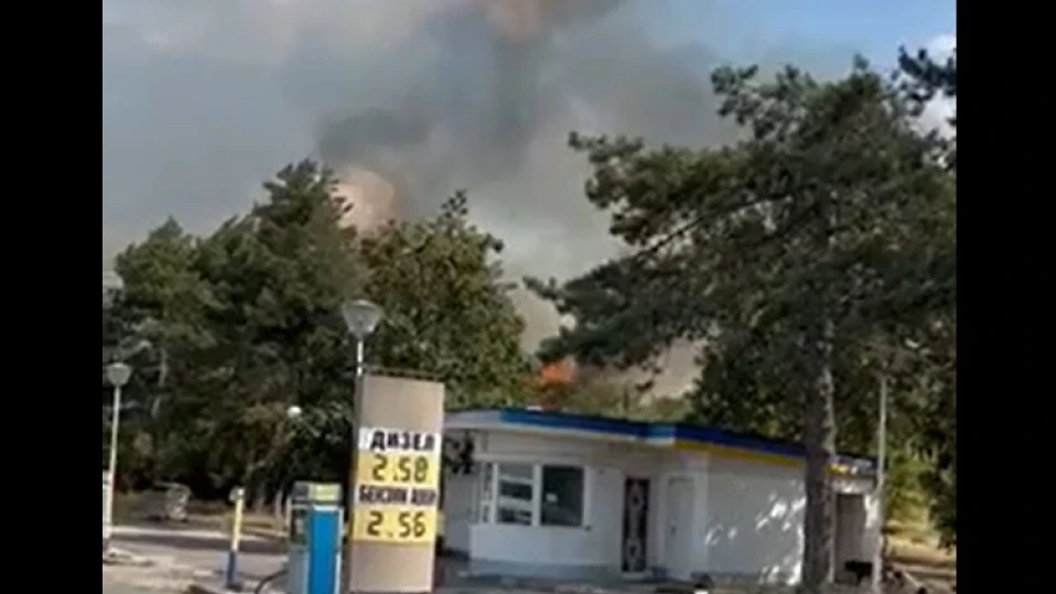 Пожар край бензиностанция в Харманли, има опасност от взрив