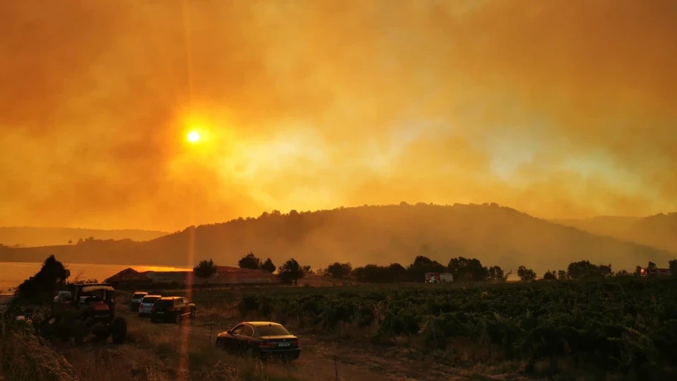 Пращат хеликоптер за гасенето на пожара край Харманли