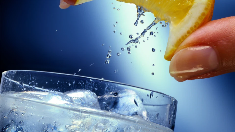 В жегата пийте обикновена вода