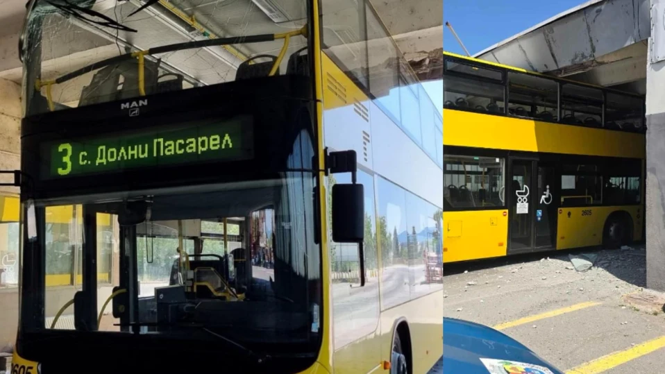 Двуетажен автобус заседна под мост в София